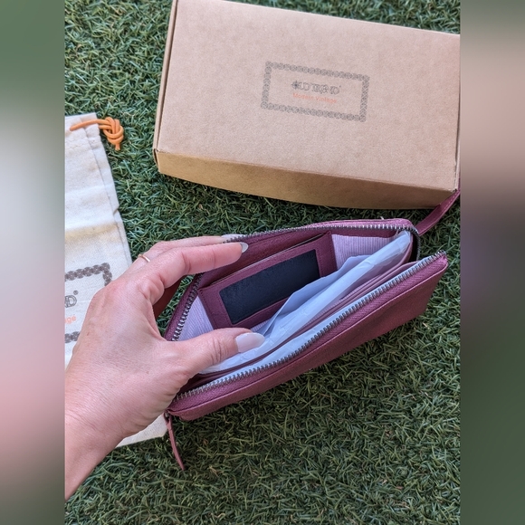 NWT Old Trend Genuine Leather "Snapper Clutch" in Orchid - Picture 6 of 12